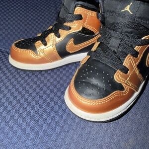 Nike air Jordan children’s 6.5 metallic black and gold